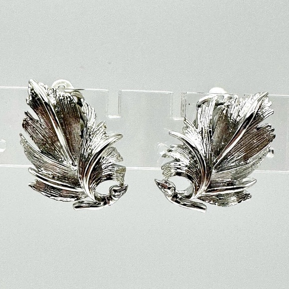LISNER Vintage Signed Clip On Silver Tone Mid Century Leaf Clip On Earrings - Picture 1 of 11